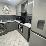 Hosted By Ryan - Studio Apartment