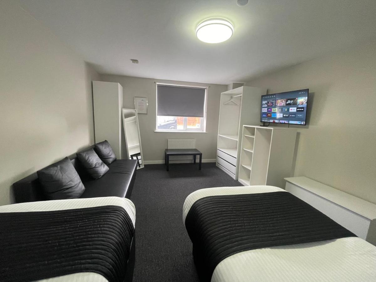 Hosted By Ryan - Studio Apartment